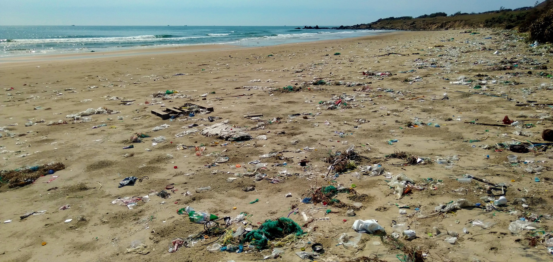 Ein Strand mit Plastikmüll